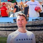 This Saturday, Turning Point USA will honor the late Charlie Kirk during the Oregon–Penn State matchup by giving away 5,000 “Freedom” T-shirts. The shirt — simple yet iconic — was the one Charlie wore at his final campus event at Utah Valley University, just days before his assassination. He had planned to attend the game himself.