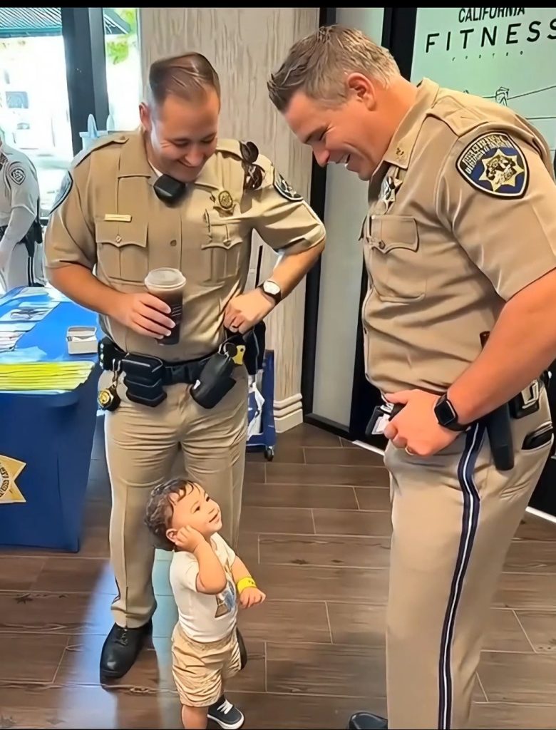 MY SON BECAME BEST FRIENDS WITH TWO POLICE OFFICERS WHILE I WAS JUST WAITING TO GET CASH FROM THE ATM